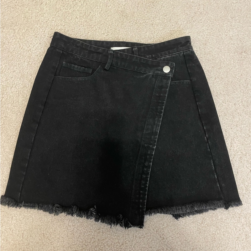 Boutique Overlap closure denim skirt